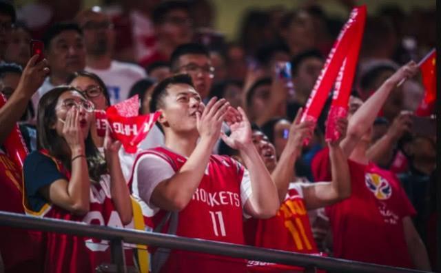NBA直播新风尚：小罗直播引领全球篮球狂潮